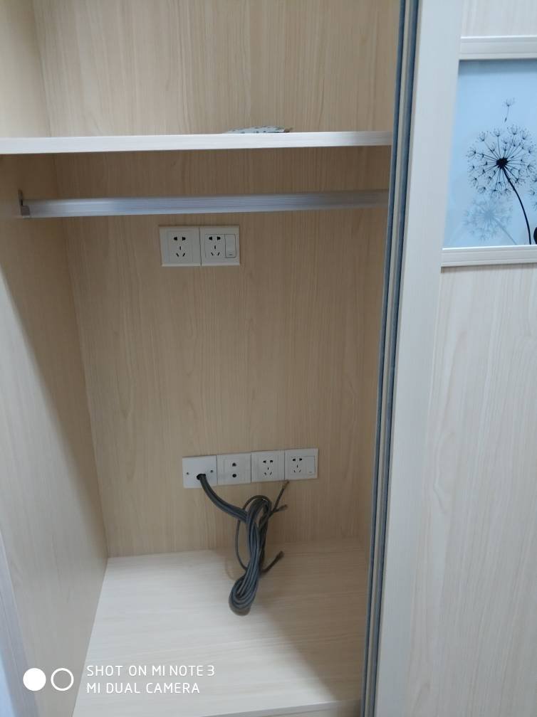 定制的衣柜因为空间问题，衣柜里留有插座，有没有安全隐患呢？