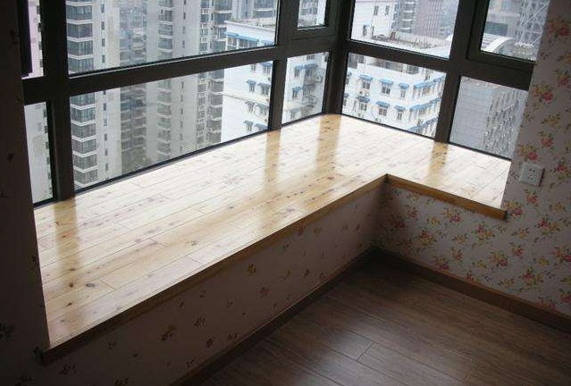 飘窗铺多层实木地板用中直角还是小直角收边？